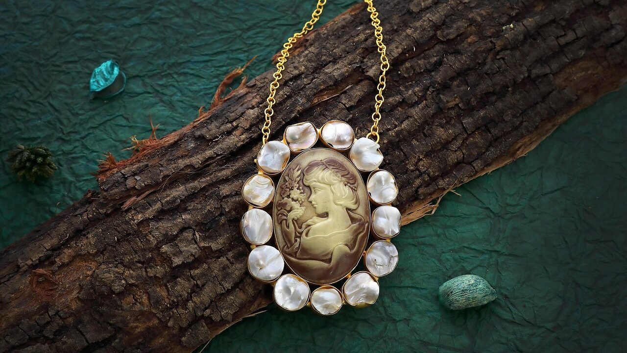 cameo-8012321_1280